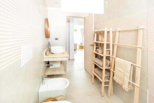 une salle de bain avec des toilettes blanches et un lavabo dans l'établissement Estrella Dominicus Ekskluzywny Apartament ,,Bajeczny Widok,,, à La Laguna