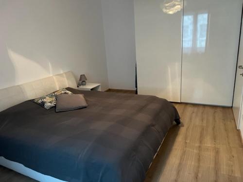 ein Schlafzimmer mit einem Bett und einem Laptop darauf in der Unterkunft Wohnung 1210 in Wien