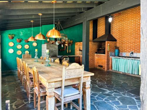 Um restaurante ou outro lugar para comer em Sitio Del Serrans c lazer completo em Guararema SP