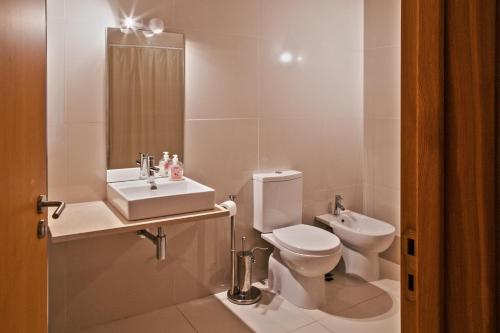 ポルトにあるスポット アパートメンツ サン ベントのバスルーム(トイレ、洗面台、鏡付)