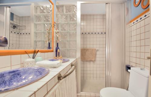 ein Badezimmer mit blauem Waschbecken und Dusche in der Unterkunft Ubicación y confort en el centro de Marbella - RICARDO SORIANO 33 38 in Marbella
