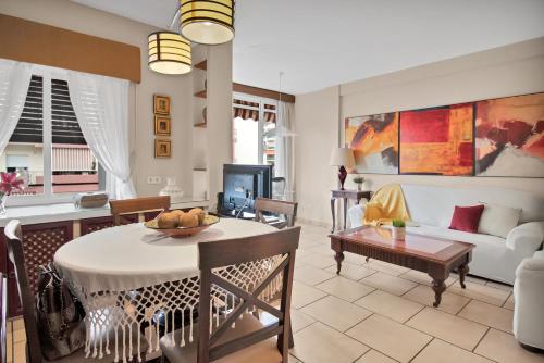 ein Wohnzimmer mit Tisch und Couch in der Unterkunft Ubicación y confort en el centro de Marbella - RICARDO SORIANO 33 38 in Marbella