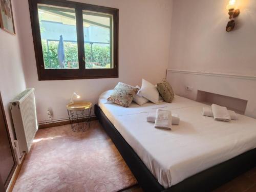 2 Einzelbetten in einem Zimmer mit Fenster in der Unterkunft Casa Caldes de Malavella, 3 dormitorios, 6 personas - ES-209-74 in Caldes de Malavella