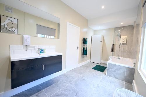 La salle de bains est pourvue d'un lavabo, de toilettes et d'une douche. dans l'établissement Fabulous duplex apartment in Dalston Junction, à Londres