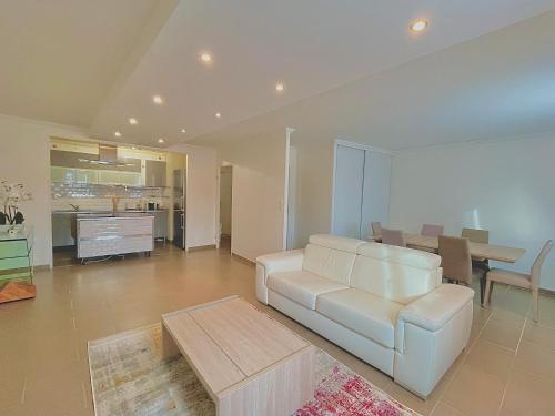 un salon avec un canapé blanc et une table dans l'établissement Toscane Disneyland Paris, à Serris