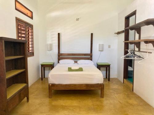 een slaapkamer met een bed en twee planken erin bij Posada Paloma in San Agustinillo