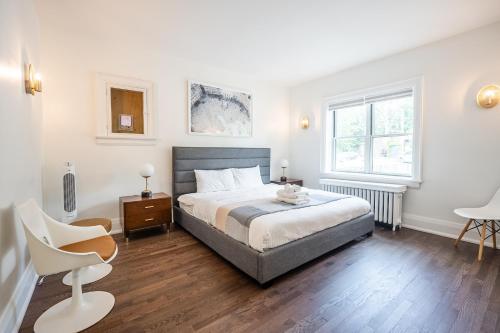 Postel nebo postele na pokoji v ubytování Beautiful and Spacious Luxury Home