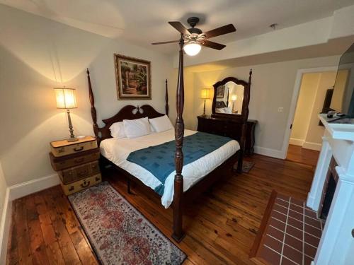 1 dormitorio con 1 cama y ventilador de techo en Old Red in downtown Culpeper VA, en Culpeper