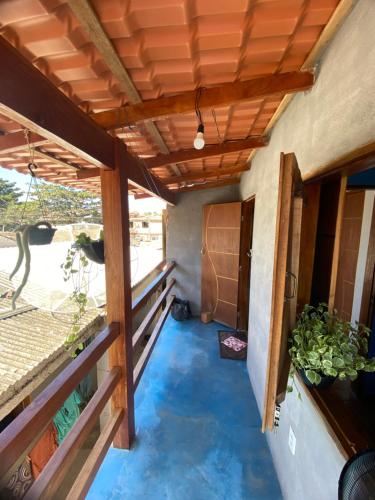 vistas a un porche con techo de madera en Vila mágica hospedagem en Itaúnas