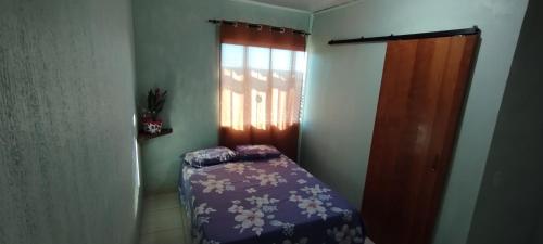 a small room with a bed and a window at Hotel Pousada e Parada Colonial in Capitão Leônidas Marques