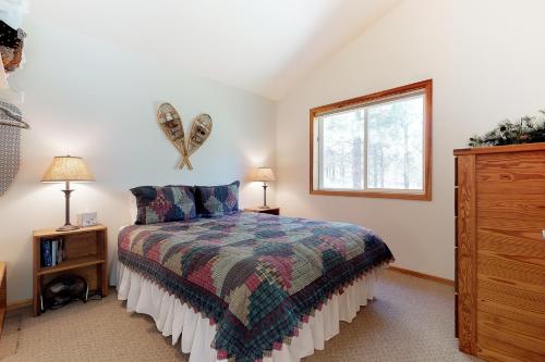 um quarto com uma cama e uma janela em The Cabins at Filoha Meadows em Redstone