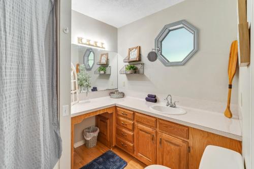 een badkamer met een wastafel en een spiegel bij Secluded Paradise in San Augustine