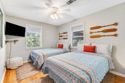 een slaapkamer met 2 bedden en een flatscreen-tv bij Secluded Paradise in San Augustine