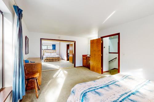 een slaapkamer met een bed en een bureau bij Antler & Pine in South Lake Tahoe