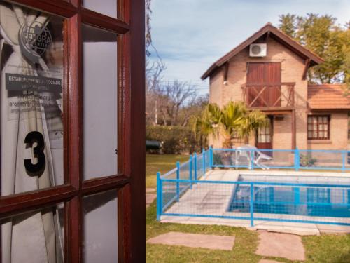 Bazén v ubytování Cabañas Euzkadi nebo v jeho okolí