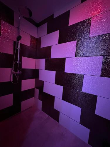 a bathroom with purple lights on a black wall at Modern Apartments Neuburg C - TOP - 3 Zimmer, Stellplatz, Zentrum, Wi-Fi, 3 TV, Küche in Neuburg an der Donau