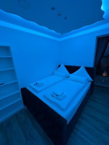 a room with a bed with blue lights on it at Modern Apartments Neuburg C - TOP - 3 Zimmer, Stellplatz, Zentrum, Wi-Fi, 3 TV, Küche in Neuburg an der Donau