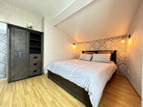 エペルネーにあるLe Domaineのベッドルーム1室(大型ベッド1台付)