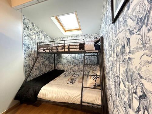 a bedroom with two bunk beds and a wall at Charmante maison indépendante in Épernay