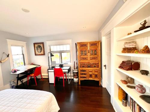 - une chambre avec un lit, un bureau et une table dans l'établissement AristocratHomeStay, à Vancouver
