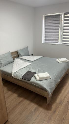 ein Bett in einem Zimmer mit zwei Handtüchern darauf in der Unterkunft Residence Unique in Râșnov