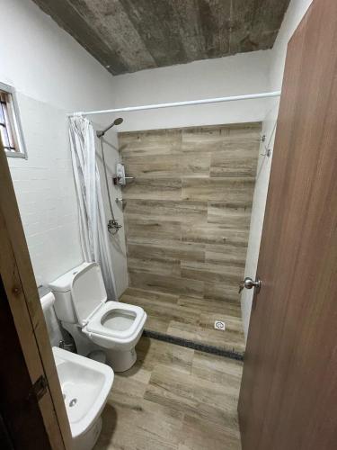 uma casa de banho com um WC e um lavatório em Casa en Maldonado em Maldonado