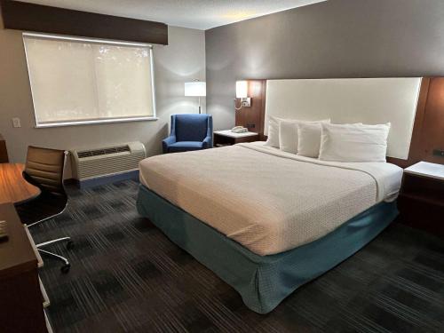 En eller flere senge i et værelse på Best Western Ottumwa Inn & Suites