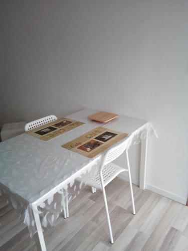 une table blanche avec deux cartes en haut dans l'établissement LE COSY STRASBOURGEOIS tram à 2' et GARE ou CHU Hautepierre à 5', à Strasbourg