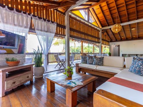 uma sala de estar com um sofá e uma mesa em Eco Baepi Residence em Ilhabela