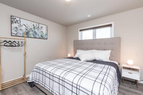 Habitación blanca con cama y ventana en Birch Hill Retreat Great location2+gArAge+AurorA, en Fairbanks