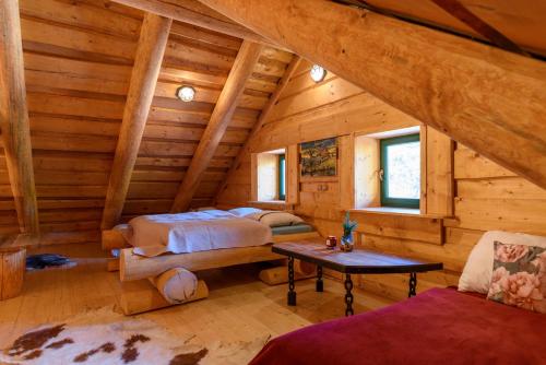 uma cabina de madeira com 2 camas e uma mesa em SRUB KVETONOV em Kaplice
