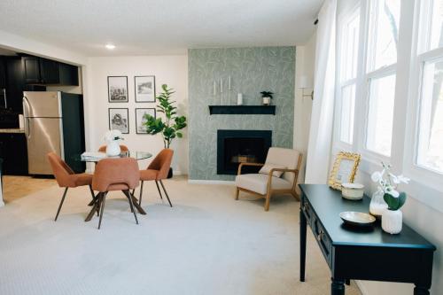 uma sala de estar com uma mesa e uma lareira em Monthly Rate Special - Heart of SLC em Salt Lake City
