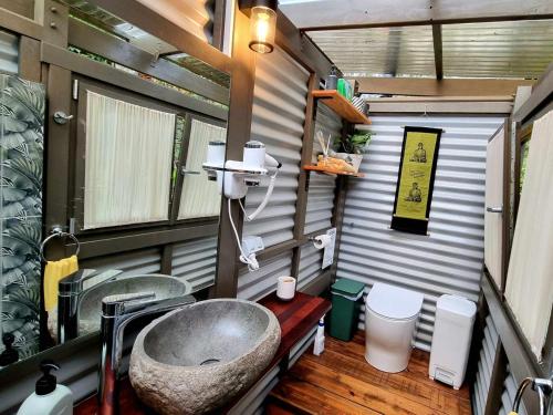 łazienka z umywalką i toaletą w obiekcie Healing Garden Retreat - Ubud w mieście Gold Coast