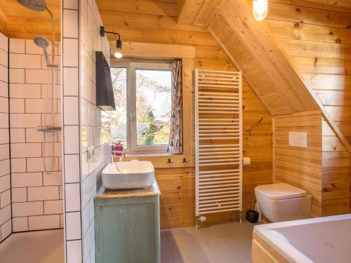 ein Bad mit einem Waschbecken und einem WC in der Unterkunft Huize Tessel in Slenaken