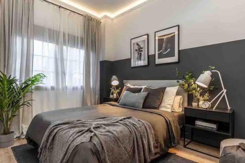 Un dormitorio con una cama grande y una ventana en Precioso estudio compartido a 10 minutos del aeropuerto, en Madrid