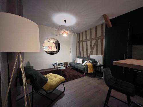 - un salon avec un canapé et un miroir dans l'établissement Appartement 2 chambres - Saint Pierre, à Troyes