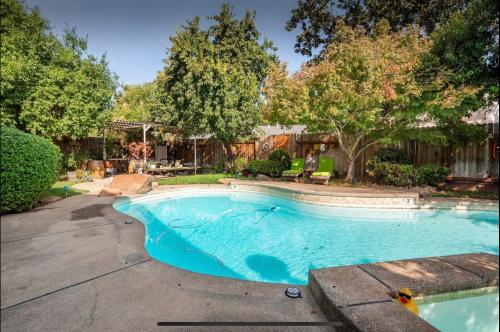 a swimming pool in a yard at Cozy Home Elk Grove Sac SkyRiver Casino in Elk Grove