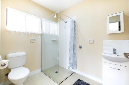 uma casa de banho com um chuveiro, um WC e um lavatório. em 14A Grafton St - Pet friendly air con studio for a couples retreat em Nelson Bay