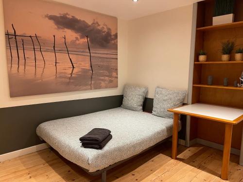 - un lit dans une chambre avec une photo sur le mur dans l'établissement 018 CHIC & COSY F1 41m2 HYPERCENTRE WIFI SMART TV NETFLIX, à Saint-Étienne