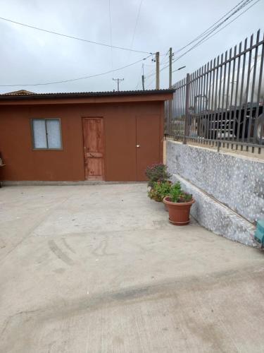 een gebouw met een deur en wat planten ervoor bij mini apartamento in Coquimbo