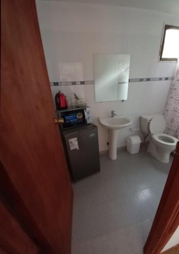 een badkamer met een toilet en een wastafel bij mini apartamento in Coquimbo