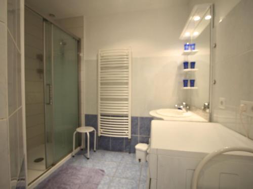 een badkamer met een wastafel, een toilet en een douche bij Gîte Le Tholy, 3 pièces, 5 personnes - FR-1-589-179 in Le Tholy