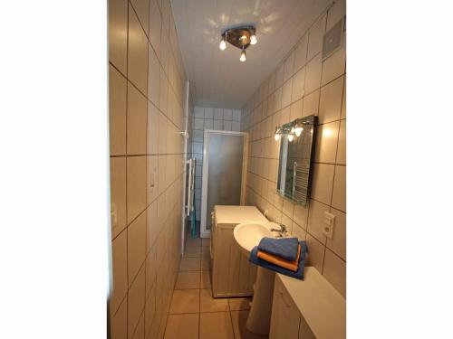 uma casa de banho com um lavatório e um espelho em Gîte Cornimont, 3 pièces, 5 personnes - FR-1-589-70 em Cornimont