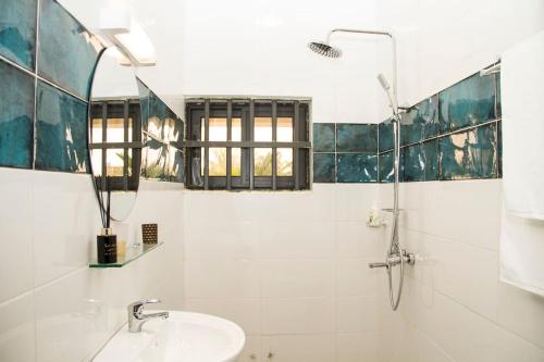 a bathroom with a sink and a shower at Luxueux Appartement meublé à Cotonou in Cotonou