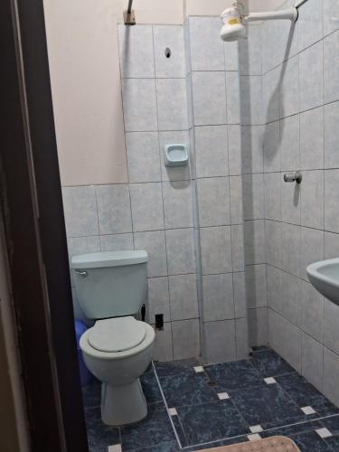 ein Bad mit einem WC und einem Waschbecken in der Unterkunft Minidepartamento Barato in Chiclayo