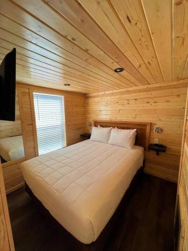Postel nebo postele na pokoji v ubytování 093 Star Gazing Tiny Home nr Grand Canyon South Rim Sleeps 8