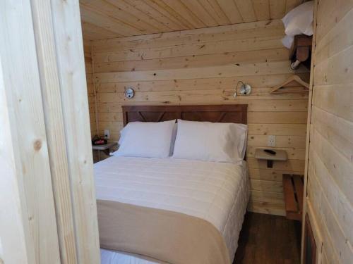Postel nebo postele na pokoji v ubytování 093 Star Gazing Tiny Home nr Grand Canyon South Rim Sleeps 8