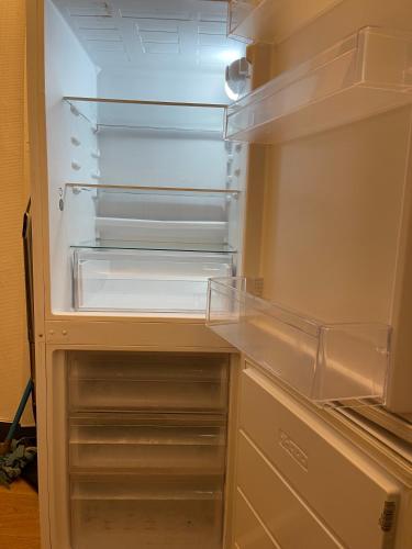 un réfrigérateur vide avec une porte ouverte dans l'établissement 020 CHIC & COSY GRAND APPART 57m2 HYPERCENTRE WIFI SMART TV NETFLIX, à Saint-Étienne