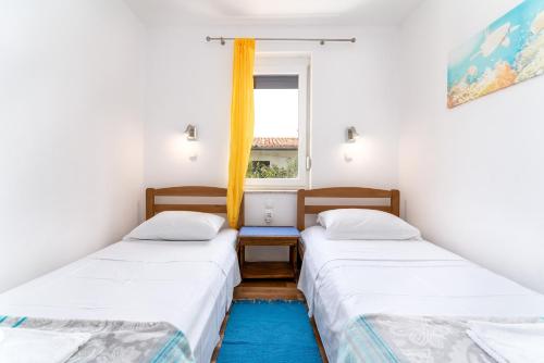 Apartments with parking space Baska, Krk - 22048