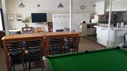 a room with a bar and a pool table at Ruapehu Mountain Motel & Lodge in Ohakune